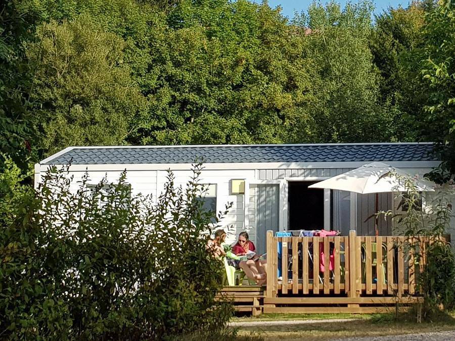 Camping Sites et Paysages - Au Clos de la Chaume - Bungalow 6 personen - Bungalow Kastanie 32 m² mit Holzterrasse in Corcieux, Regionaler Naturpark Belchen der Vogesen