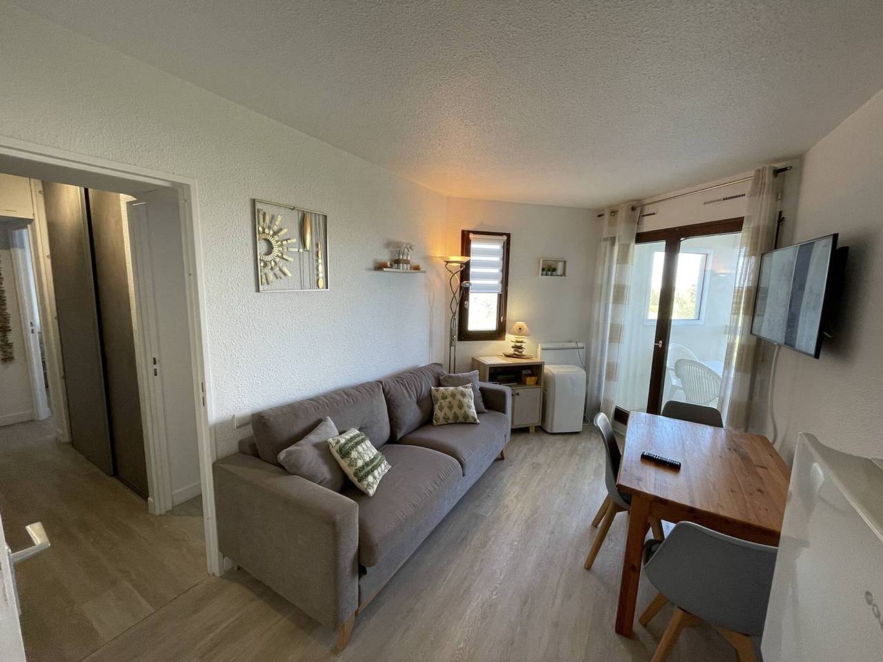 Entire apartment, Saint-Cyprien: Renovated T2 cabin for 6, pool, parking, 100m from the beach in Saint-Cyprien, Côte d'Améthyste
