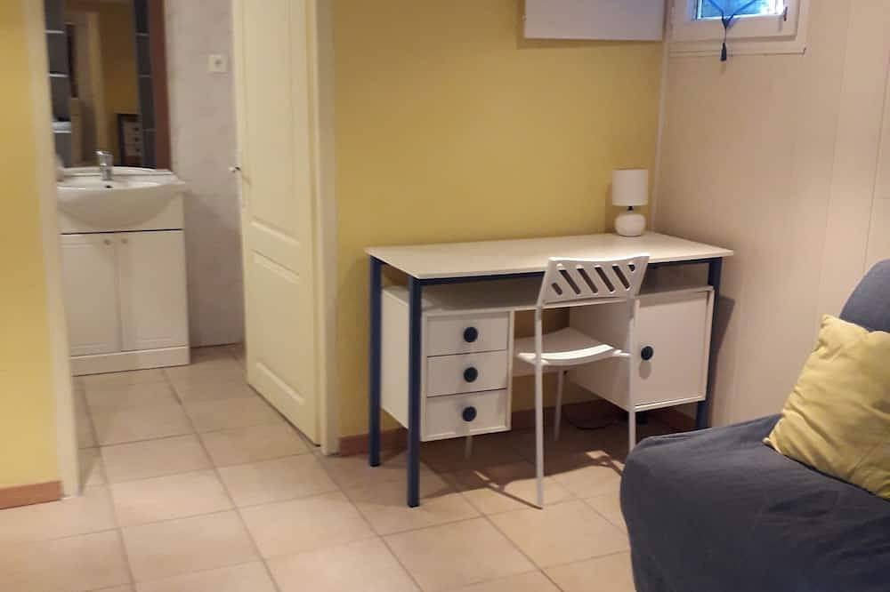 Apartamento entero, For Rent: 25 square meters, one-bedroom apartment with two rooms, kitchen, bedroom, and bathroom in Parthenay, Deux-Sèvres