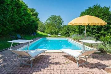 Location de vacances pour 4 personnes, avec balcon ainsi que piscine et jardin dans Province de Modène