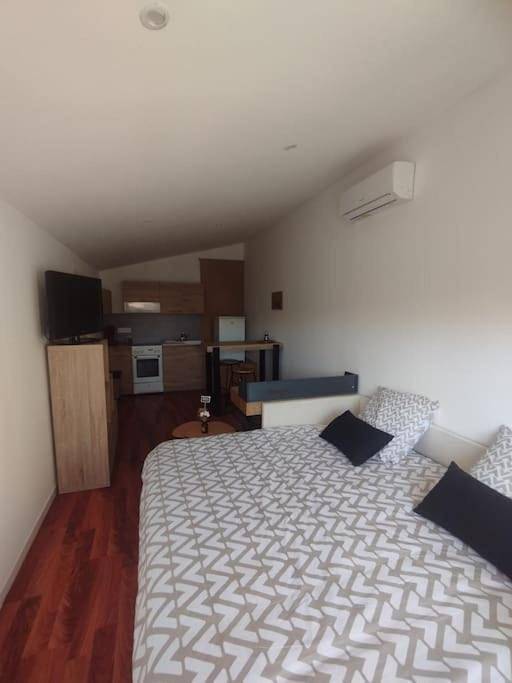 Gîte pour 2 personnes, avec terrasse ainsi que jardin et piscine à Coursan - 2