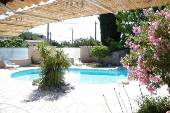 Location de vacances pour 2 personnes, avec Balcon ainsi que Jardin et Piscine à La Farlède
