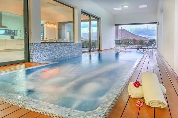 Chalet para 6 personas, con jacuzzi y balcón además de jardín y piscina en Fuerteventura