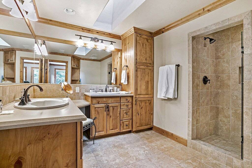 Schnelle Fahrt zu den Pisten, geräumiges Haus in den Bergen, privater Whirlpool, Spielzimmer, Home Office, Golfplatz! in Eagle-Vail, Beaver Creek