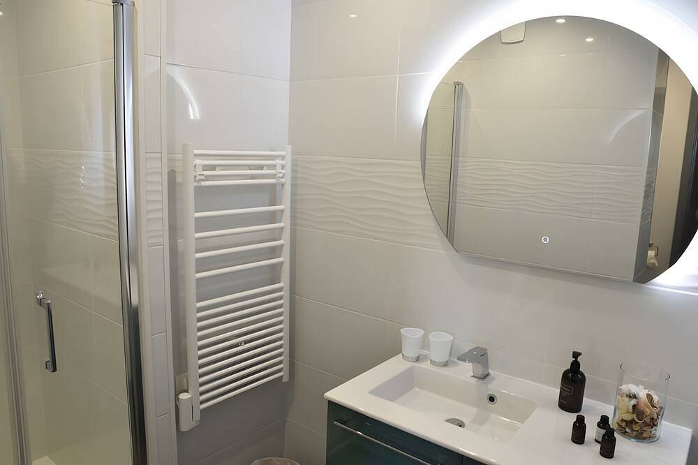 Entre mer et pinède (piscine, spa-jacuzzi, sauna) - chambre aubergine in Bandol, Côte méditerranéenne (France)