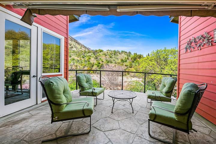 Vacation rental for 20 people, with sauna and yard as well as hot tub in Sequoia National Park