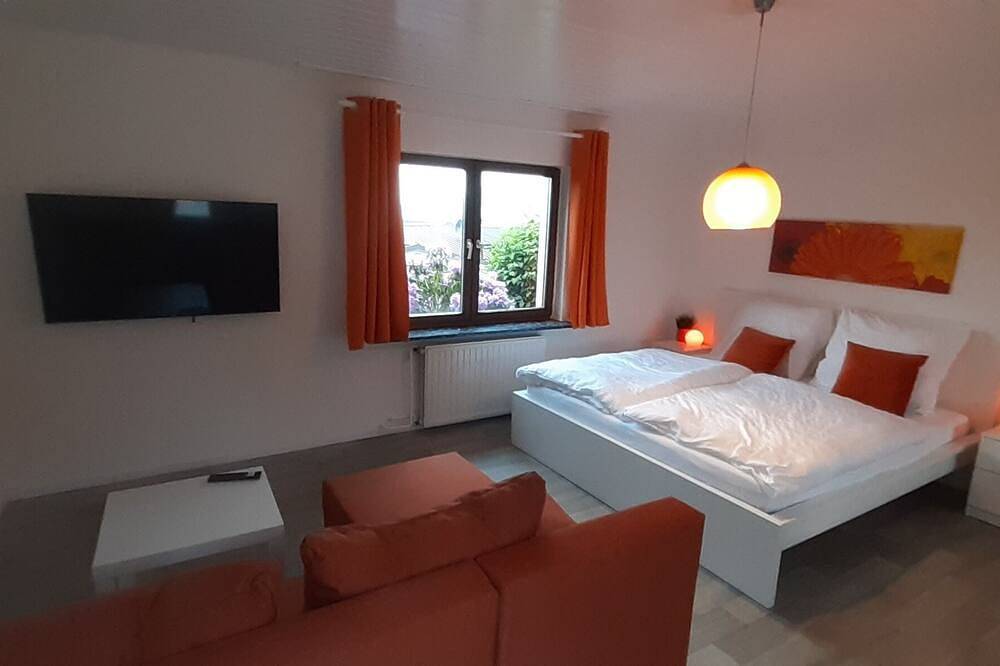 D&B staycation Ferienpark,\nferienwohnung \"Die Orange\" in Niedenstein, Schwalm-Eder-Kreis