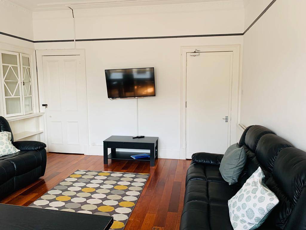 Ganze Wohnung, Duplex 4 Bed Apartment, Very Spacious, Paisley - Near Gla Airport in Paisley, Renfrewshire