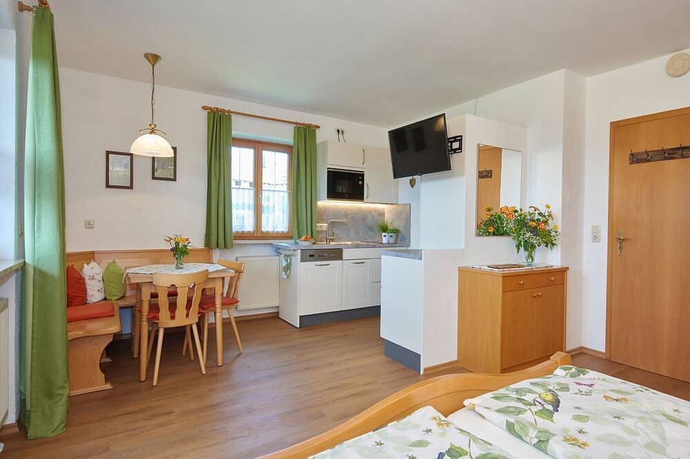 Ganze Wohnung, Appartement Nussbaum, 32 qm, 1. Obergschoss, kombinierter Wohn-Schlafraum in Höslwang, Chiemsee