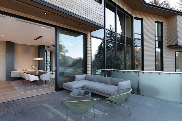 Holiday home for 13 people, with balcony and garden as well as hot tub in Whistler