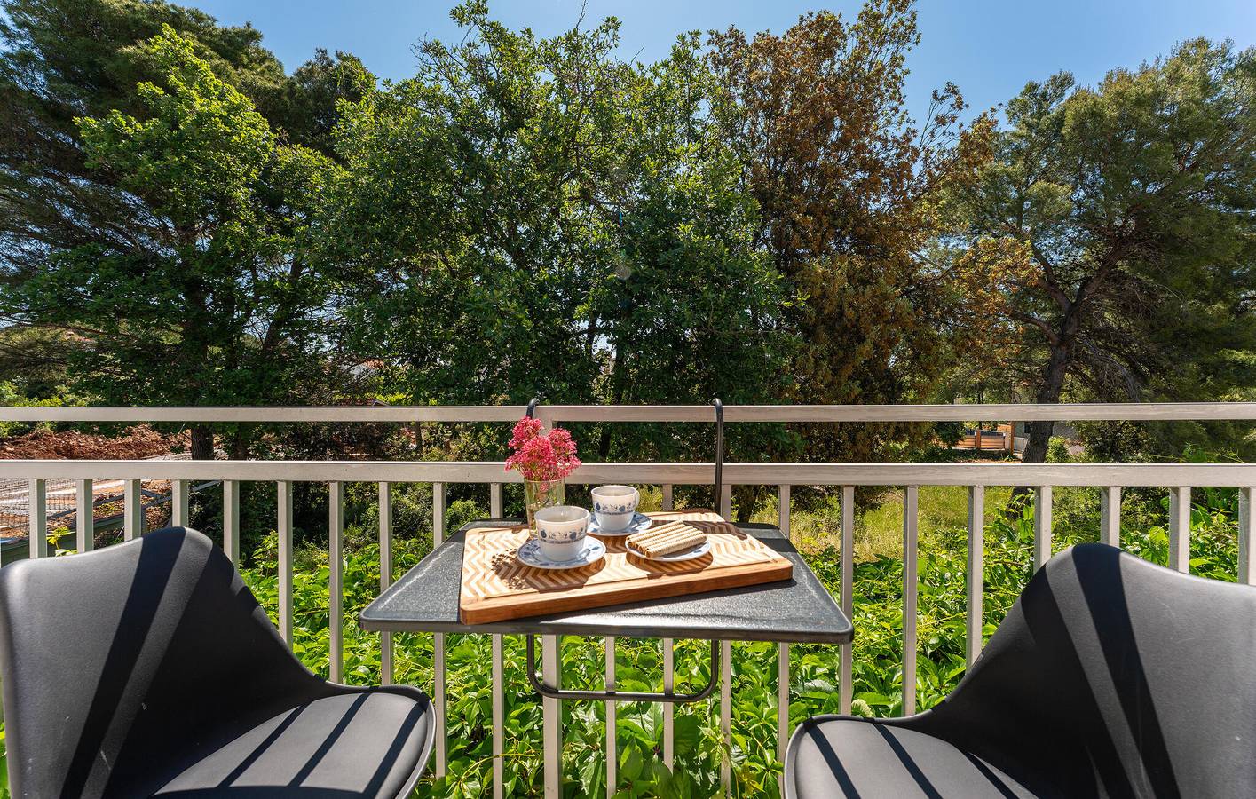 Ganze Ferienwohnung, Gemütliches Apartment mit Terrasse, 1,5 km vom Strand Pod Vruljom entfernt, mit kostenlosen Parkplätzen in Pakostane, Zadar