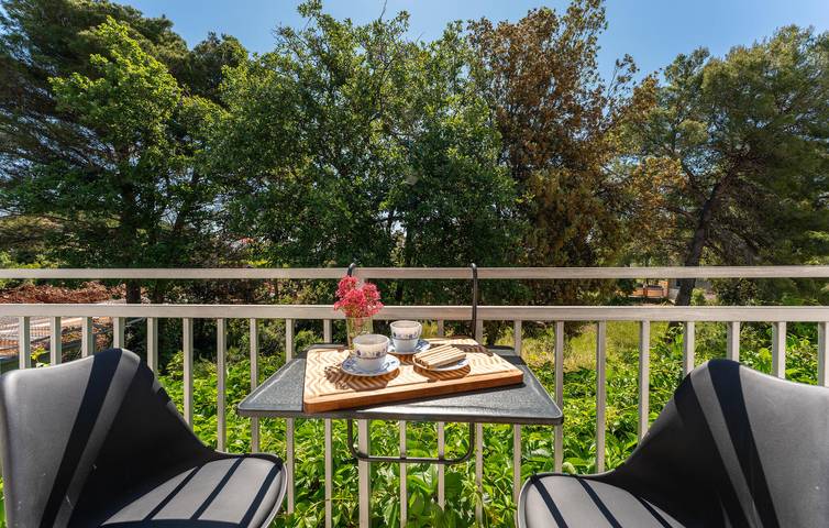 Ganze Ferienwohnung, Gemütliches Apartment mit Terrasse, 1,5 km vom Strand Pod Vruljom entfernt, mit kostenlosen Parkplätzen in Pakostane, Zadar
