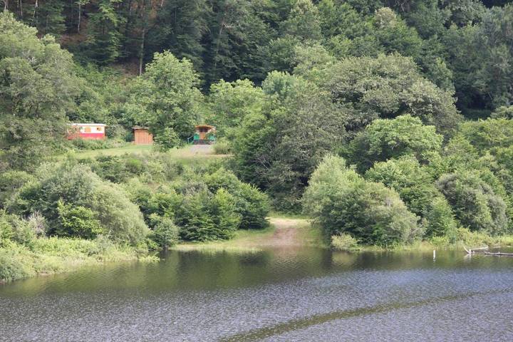 Tente pour 4 personnes, avec terrasse ainsi que vue et jardin dans le Cantal - 3