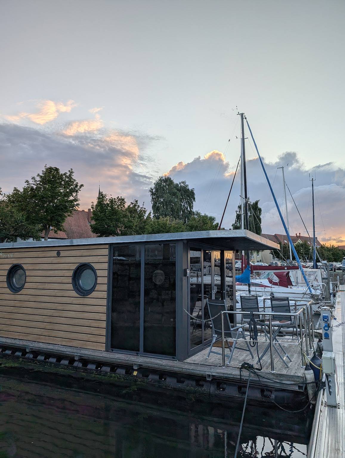 Casa flotante Tommi con terraza privada y wifi in Ocenarium Stralsund, Stralsund