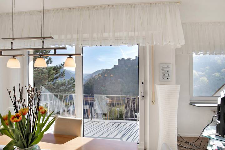Entire apartment, Holiday Apartment 'Rheinblick' with Balcony and Wi-Fi in Sankt Goar, Middlerhine