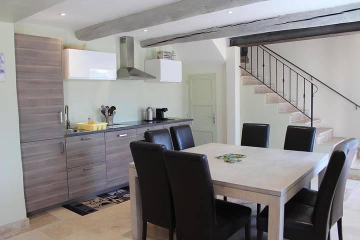 Location de vacances pour 6 personnes, avec vue ainsi que jardin et terrasse à Séguret - 4