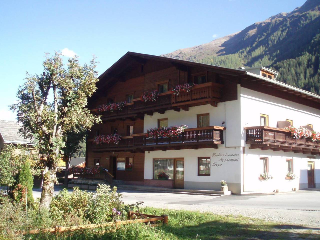 Ganze Ferienwohnung, Frühstückspension Troger - Appartement 1 in Sankt Jakob in Defereggen, Osttirol