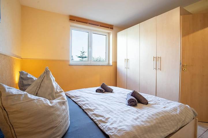 Ganze Wohnung, Ferienwohnung Habichtssicht - Ferienhaus Am Boddenufer in Buschvitz, Bergen auf Rügen und Umgebung