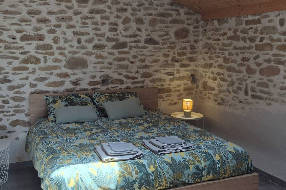 Appartement entier, Bulle de nature- gîte typique de la Drôme des collines in Charmes-sur-l'Herbasse, Région de Valence