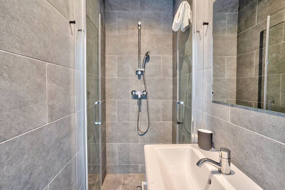 Entire apartment, Charming Studio Calm Paris Sud - Street view in Ivry-sur-Seine, Val-de-Marne