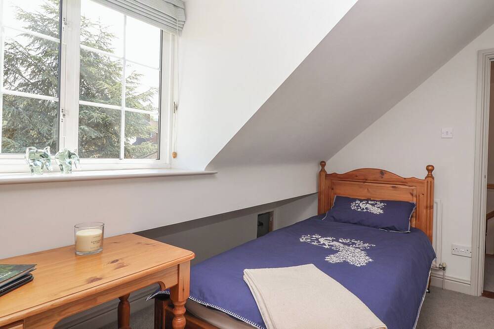 Leafield Cottage, pet friendly, with a garden in Brockworth in Badgeworth, Gloucestershire
