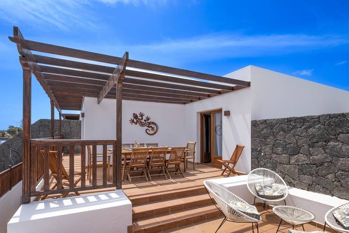 Villa „Bethany“ mit privatem beheiztem Pool, 2 privaten Terrassen & Wlan in Playa Blanca, Yaiza