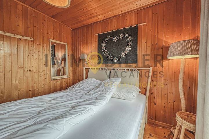 Idéalement situé, à proximité du vieux village, à 2' à pied du départ du funiculaire. Chalet sur 2 n in Saint Luc, Anniviers