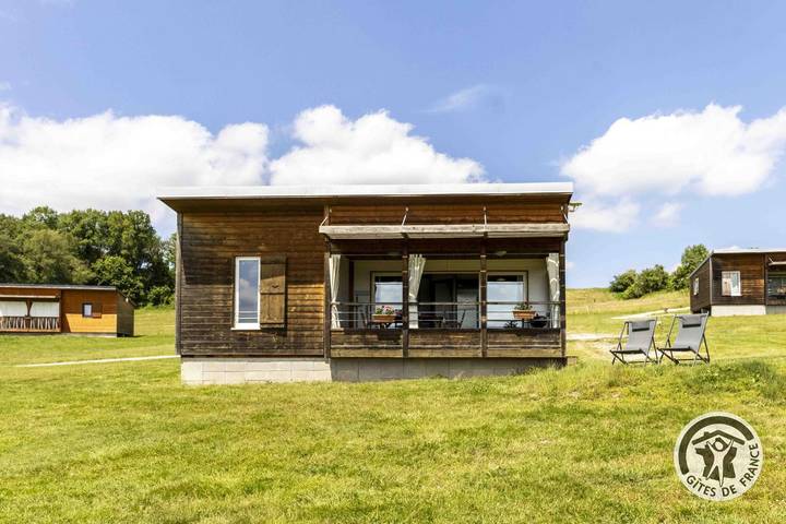 Gîte pour 4 personnes, avec piscine ainsi que jacuzzi et terrasse, animaux acceptés