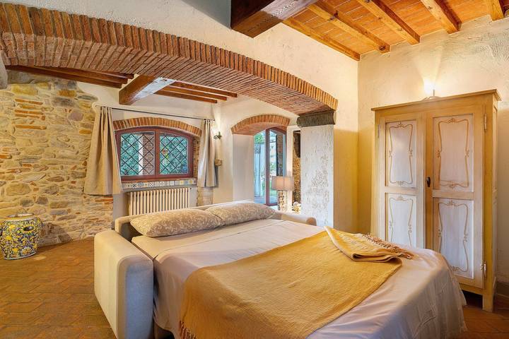 Entire studio, Studio Apartment 'Il Nido Di Delia' with Shared Pool, Private Terrace and Wi-Fi in Buti, Pisa Province