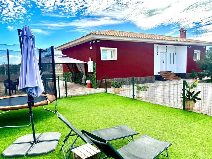 Escapadas de fin de semana para 8 personas, con jacuzzi además de jardín y piscina en Alicante