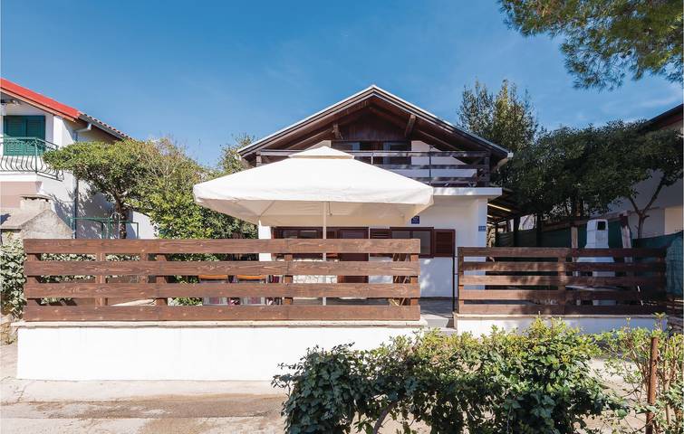 Entire holiday apartment, Cozy Apartment with Terrace, Wi-Fi & Parking, 1.5km to Beach in Jadrija, Šibenik-Knin