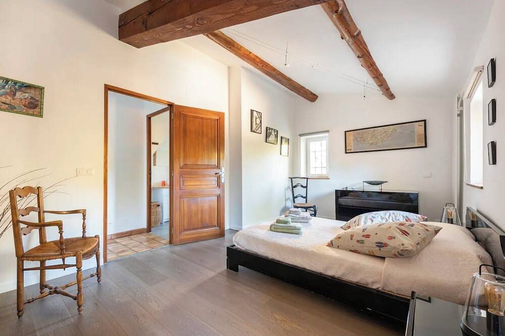 Provencal house with large garden and swimming pool. in Cadenet, Parc naturel régional du Luberon
