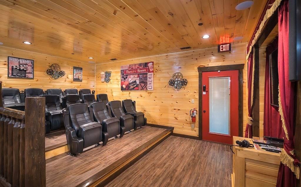 Greystone Retreat: Neue Luxus-Lodge, beheizter Pool, Theaterraum, herrliche Aussicht, Gas-Feuerstelle, große Terrasse in Gatlinburg, Sevier County