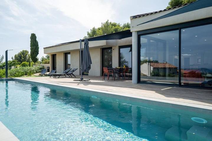 Villa pour 10 personnes, avec piscine ainsi que terrasse et vue, animaux acceptés à Ollioules