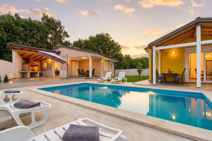 Villa für 8 Personen, mit Garten und Pool sowie Terrasse - 1