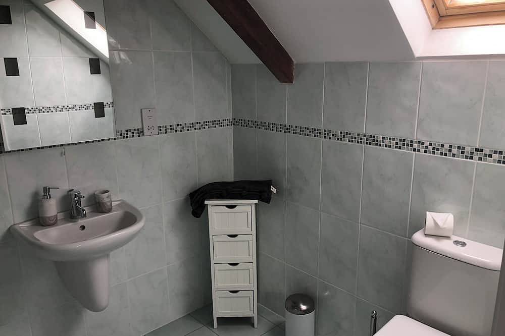 Beautiful converted 17th century stone stable in the heart of the Isle of Wight in Calbourne, Isle of Wight