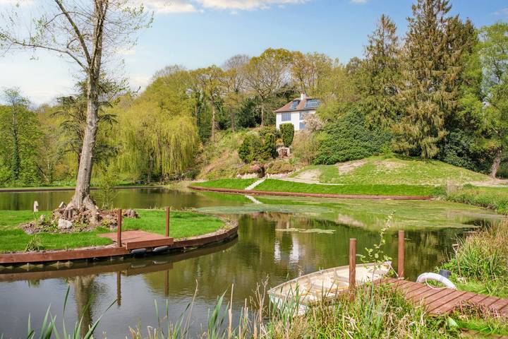 Holiday rental for 10 people, with garden and lake view, child-friendly in Wiltshire