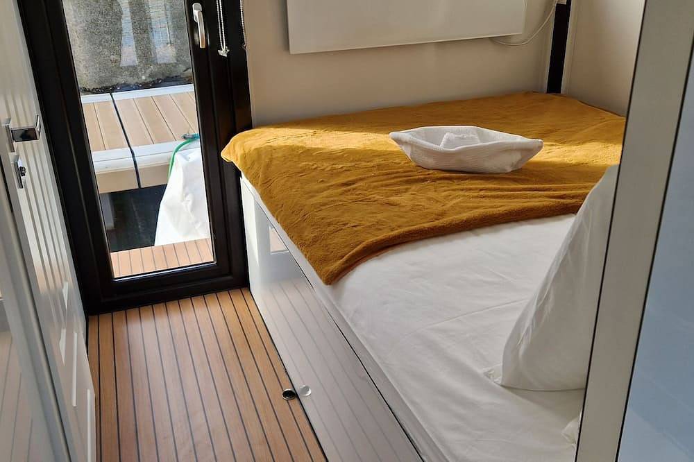 Floating House in a private marina 25 min from Porto in Povoa de Varzim, District de Porto