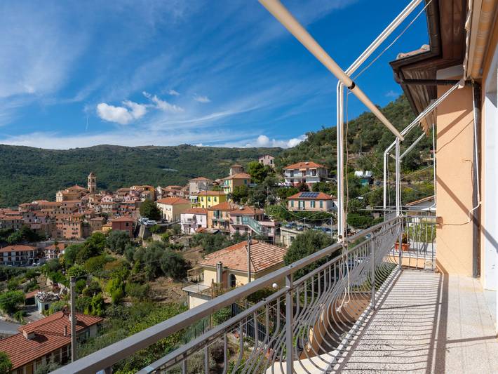 Ferienwohnung für 5 Personen, mit Balkon und Terrasse sowie Garten und Ausblick in Pietrabruna