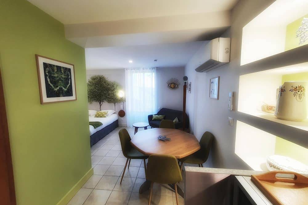 Apartamento entero, Estudio-Lujoso-Baño privado con bañera-Vista al patio in La Charité-sur-Loire, Valle del Loira