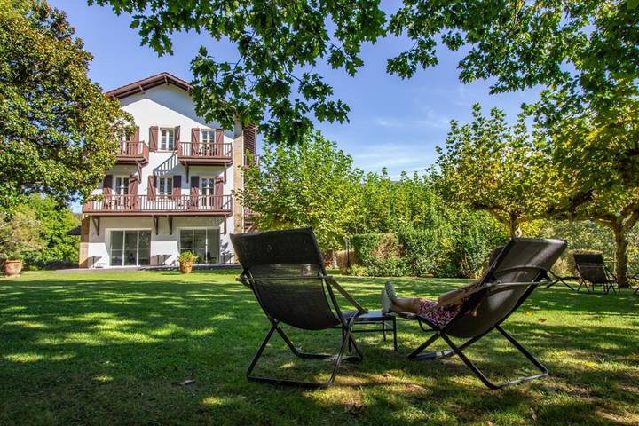 Hôtel pour 4 personnes, avec Terrasse ainsi que Jardin et Vue à Biriatou