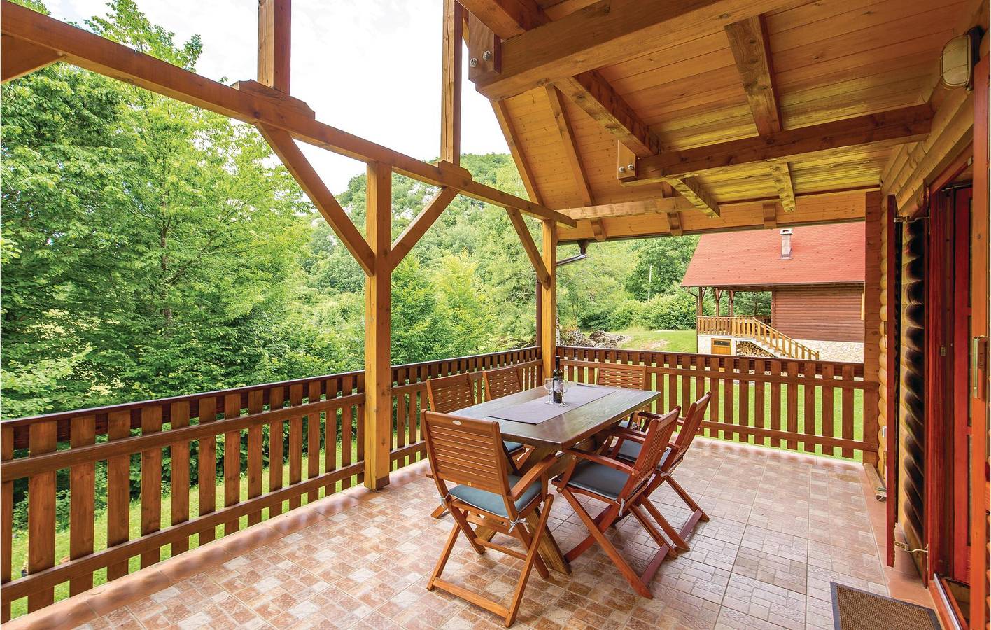 Gemütliche 1-Zimmer-Wohnung mit Terrasse und Grill in der Nähe des Flusses Lika in Gospitsch, Lika-Senj