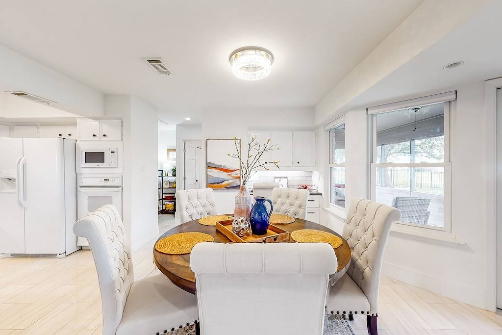 Peaceful mid-century escape with screened porch & lake access in Lago Vista, Lake Travis