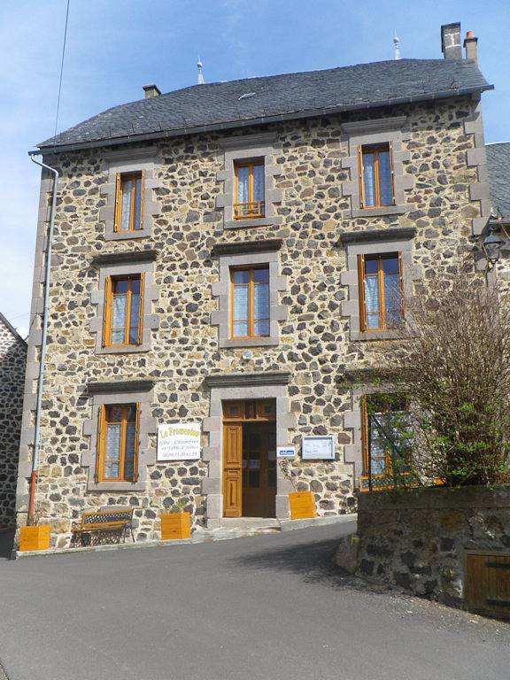 Gîte pour 15 personnes, avec terrasse et jardin à Peyrusse (homonymie)