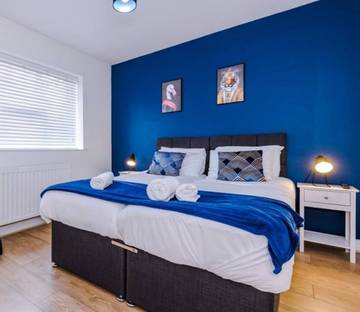 Holiday Rental for 8 People in Middlesbrough, North East England, Photo 1