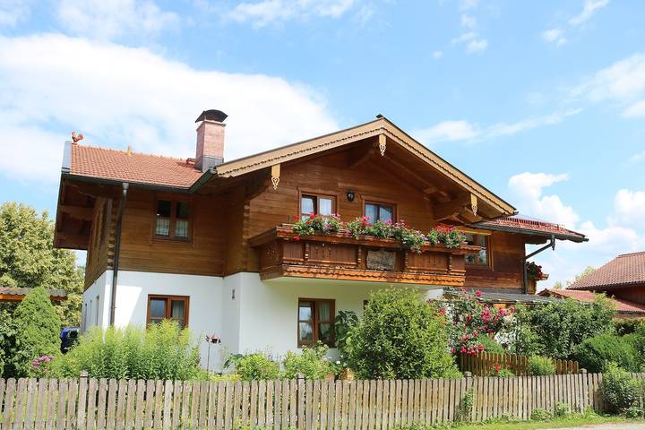 Ganze Ferienwohnung, Haus Blumenfeld-Schwaiger - Ferienwohnung bis 4 Pers., 88 qm, 2 sep. Schlafzimmer, Balkon in Übersee, Chiemsee