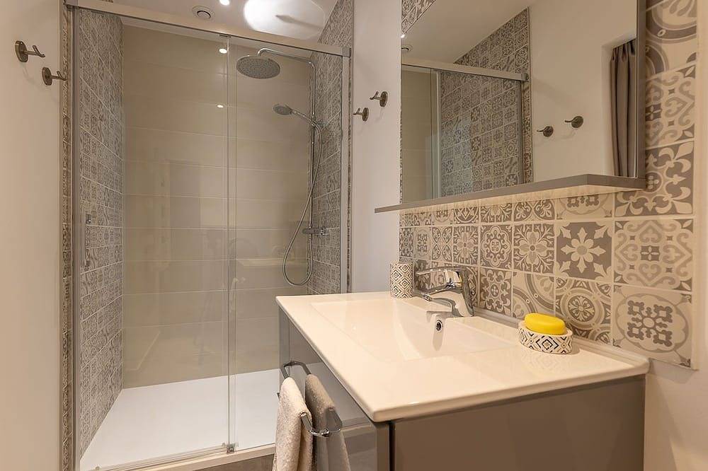 Gite kenza in the heart of Provence with swimming pool in a 3000 m2 property. in Pernes-les-Fontaines, Parc naturel régional du Mont-Ventoux