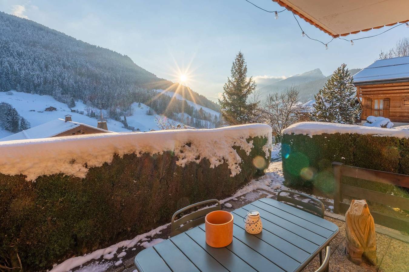 Appartement de vacances entier, Carlina : Terrasse ensoleillée avec vue imprenable in Le Grand-Bornand, Région d'Annecy
