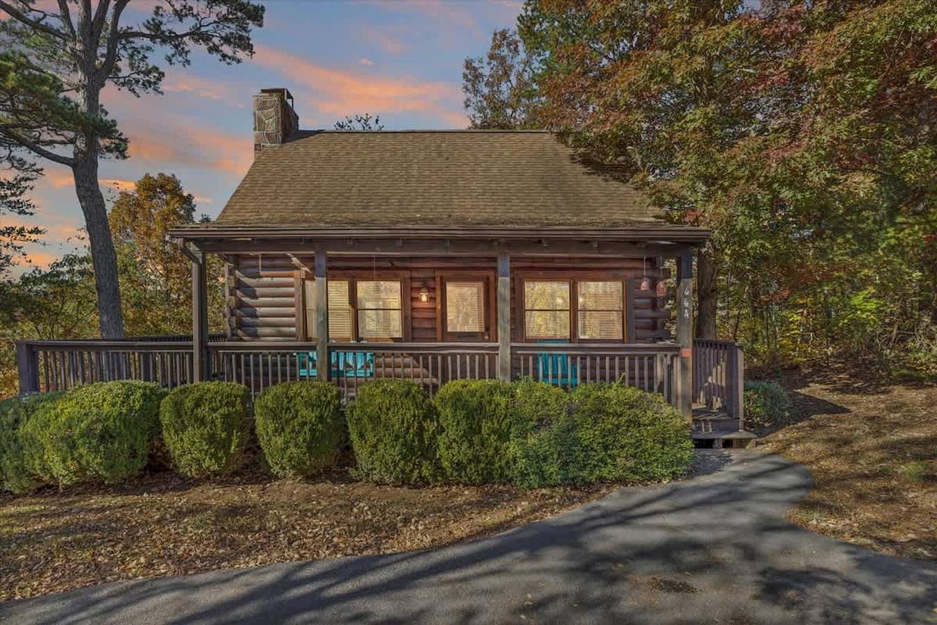 Ganze Wohnung, Firefly Holler Cabin by Beyond Expectations with Hot Tub in Pigeon Forge, Sevier County