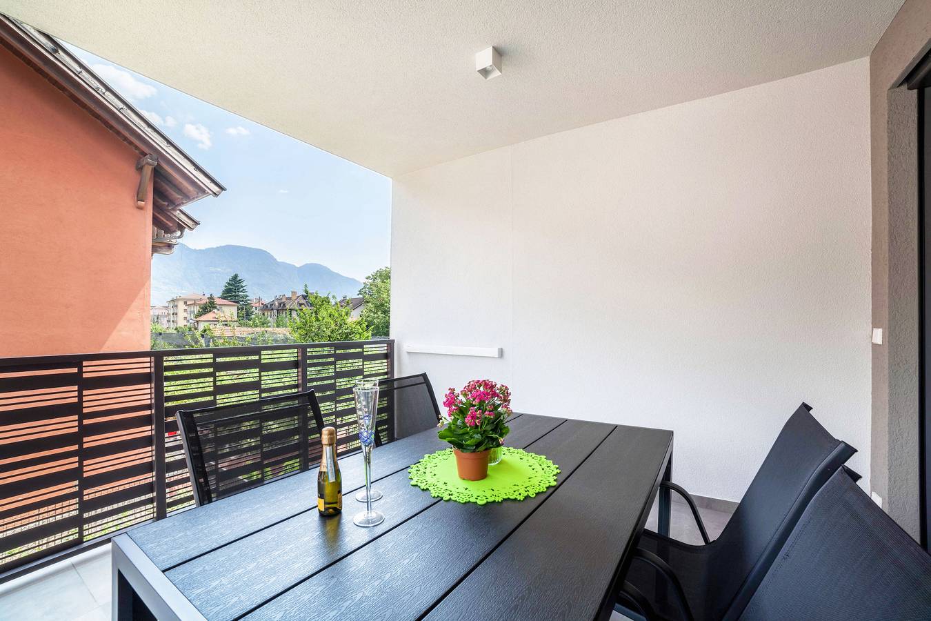 Apartamento entero, "Apartamento en la ciudad de Jj" con terraza cubierta privada y garaje in Lagundo, Grupo Texel